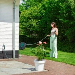 VONROC Automatische Slanghaspel – Incl. 25m Tuinslang, Aansluitslang, Spuitstuk, Koppelingen & Kraanaansluiting -Gardena Verkoop 1200x1200 872