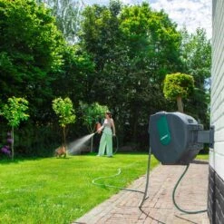 VONROC Automatische Slanghaspel – Incl. 25m Tuinslang, Aansluitslang, Spuitstuk, Koppelingen & Kraanaansluiting -Gardena Verkoop 1200x1200 873